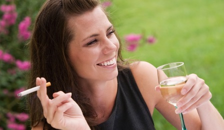 Mulher Bebendo Vinho E Fumando Alcool E Cigarro Tabagismo 1363892676218 956X500