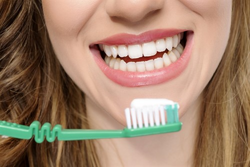 Oito -hábitos -de -escovação -que -prejudicam -os -dentes